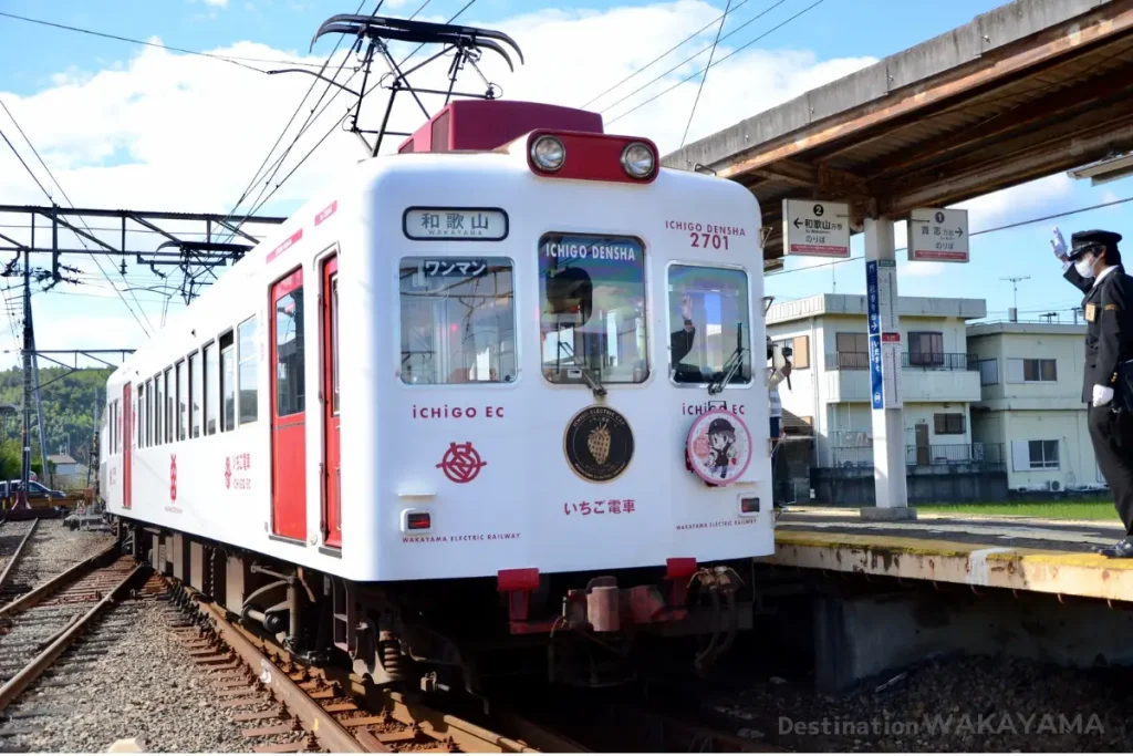 Strawberry train with a strawberry motif, a specialty of Kishigawa Town