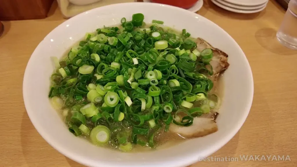 Wakayama ramen "Marui" characterized by a plate full of green onions