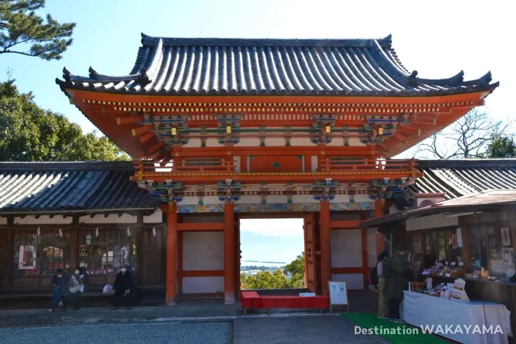 The vivid red gate of Kishu Toshogu Shrine