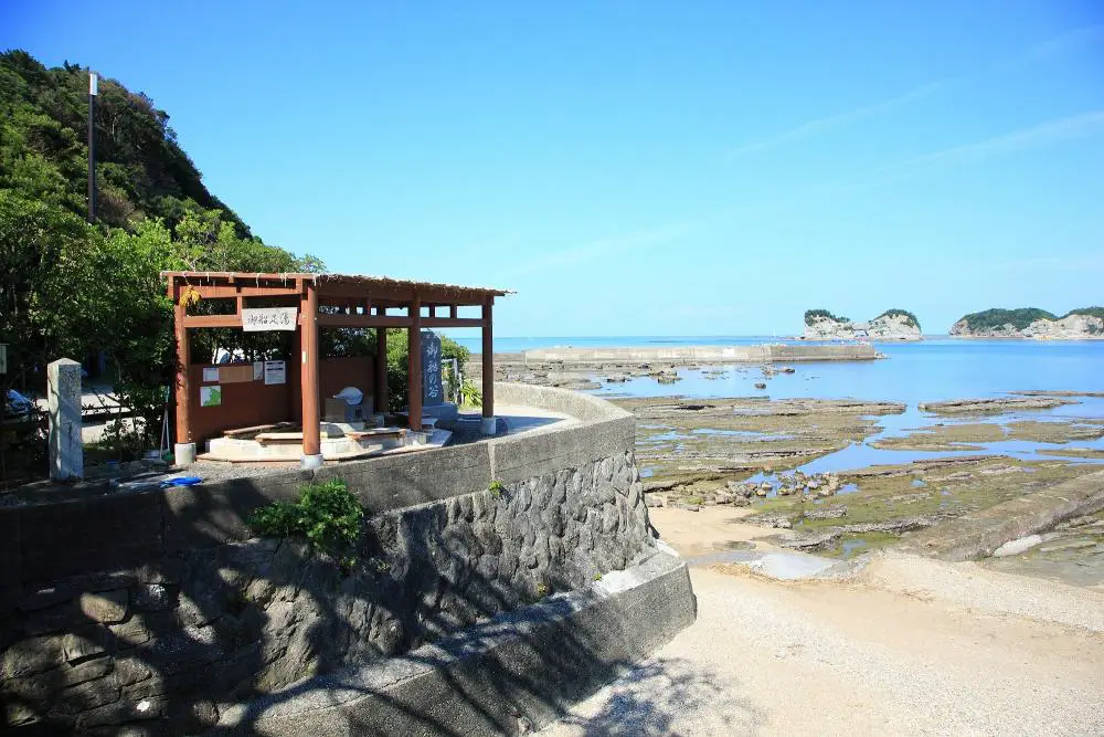 白浜町ないに点在する無料の足湯。その中でも「御船足湯」は円月島に沈む夕陽を眺めながら楽しめます