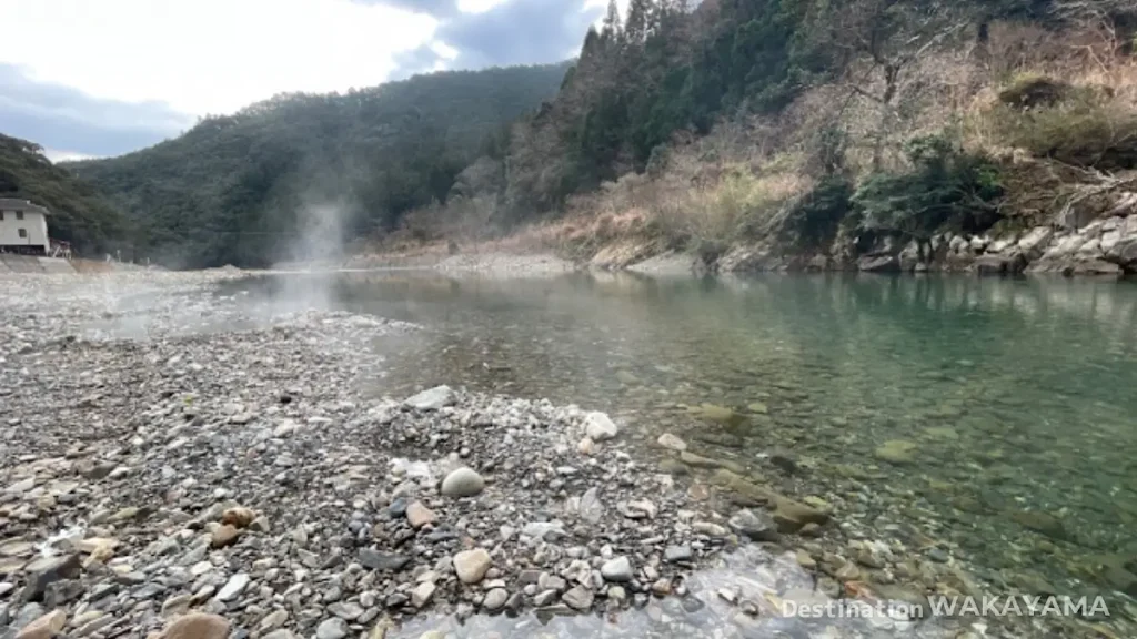 川から温泉が湧き出す「川湯温泉」