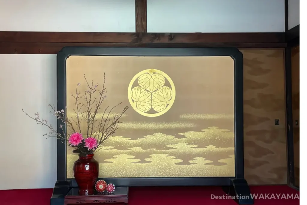 Golden folding screen adorned with the Tokugawa family crest