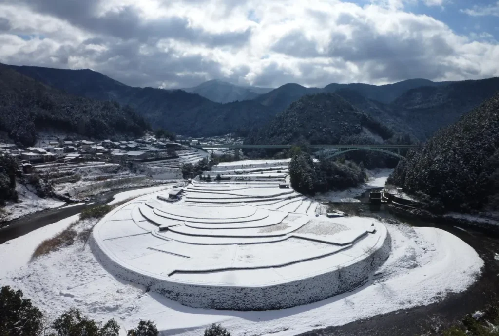雪で白く染まった冬のあらぎ島