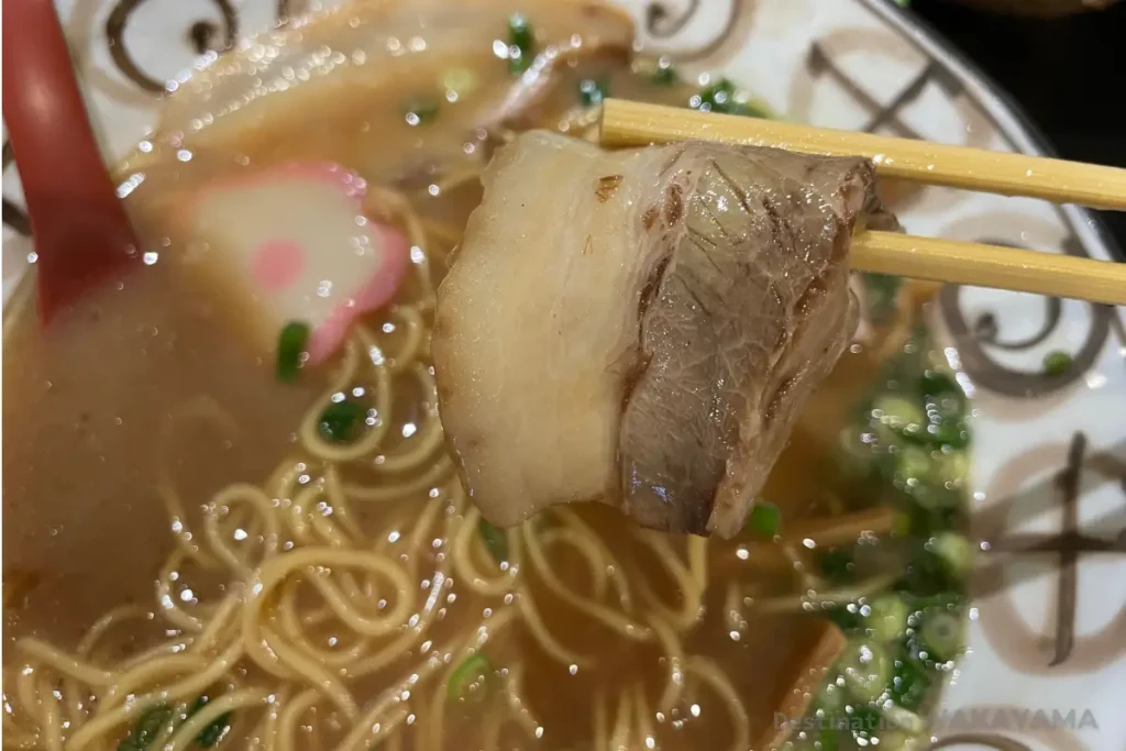 チャーシューは薄めで歯応えあり