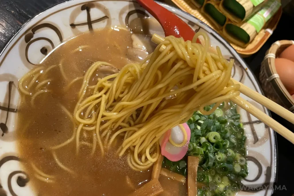 中細ストレート麺の丸田屋中華そば