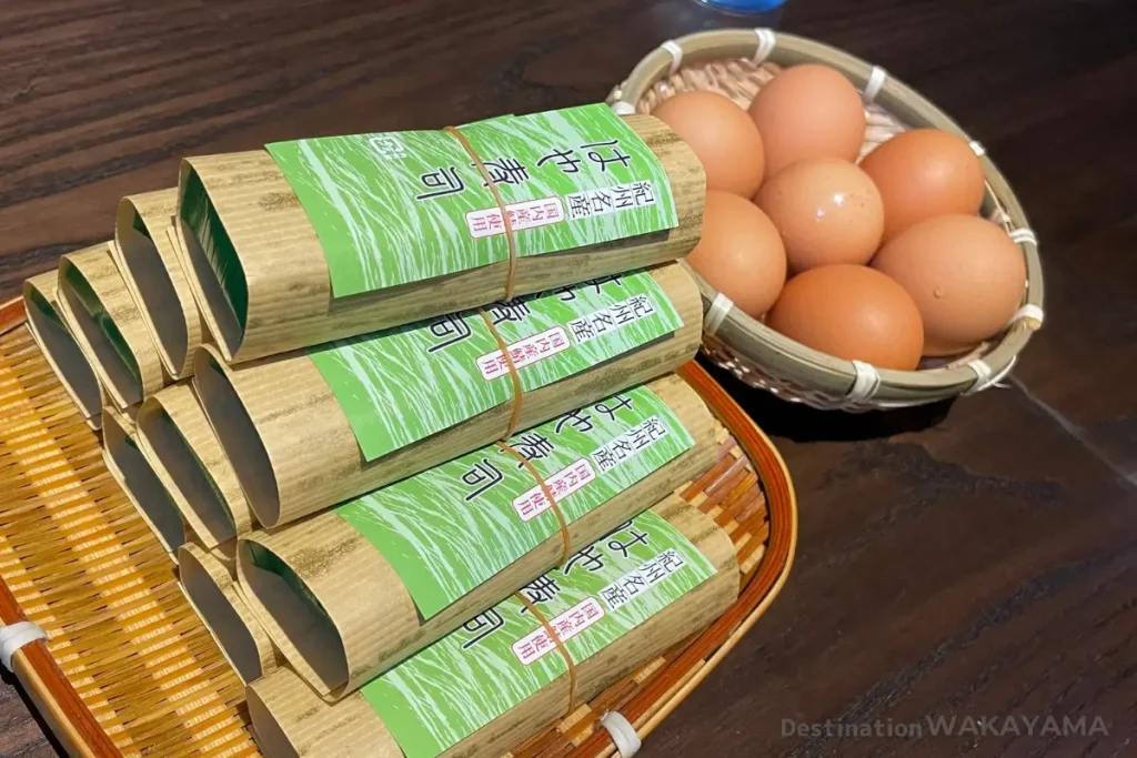 和歌山ラーメン店の定番、鯖の早寿司とゆで玉子